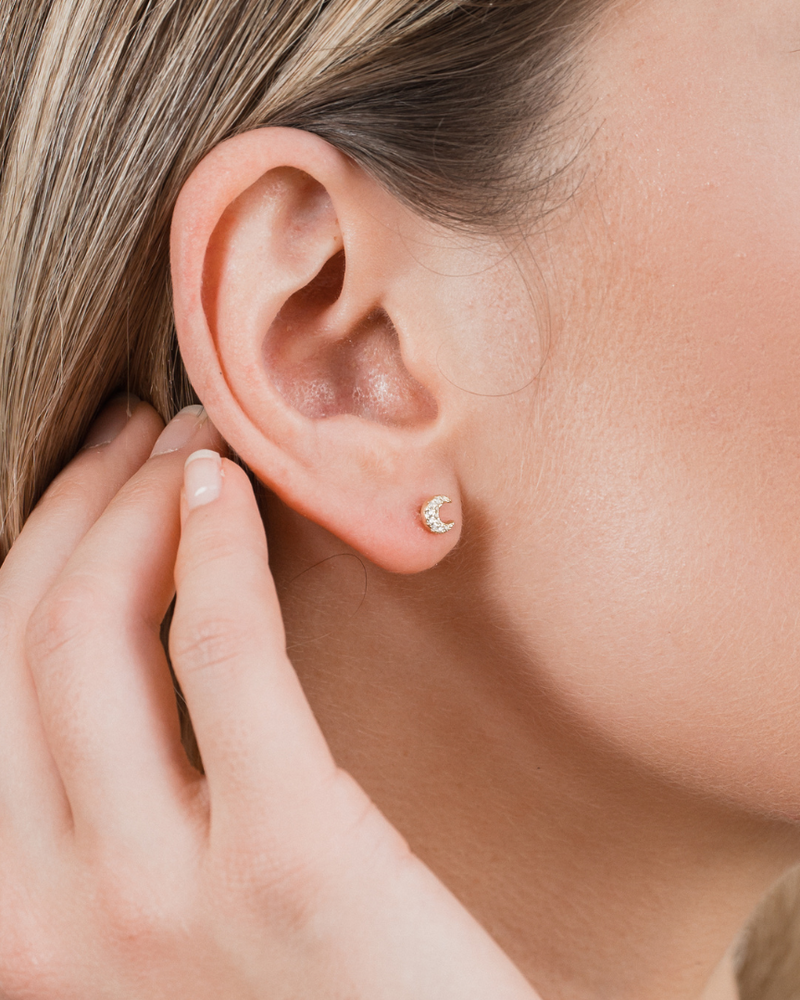 Boucles d’oreilles puces **Lune Pavée** en argent 925 millièmes doré à l’or fin 18 carats, silhouette délicate en forme de lune entièrement pavée de zircons blancs, finition polie brillante, conçues pour illuminer le lobe d’un éclat solaire et subtil au quotidien.
