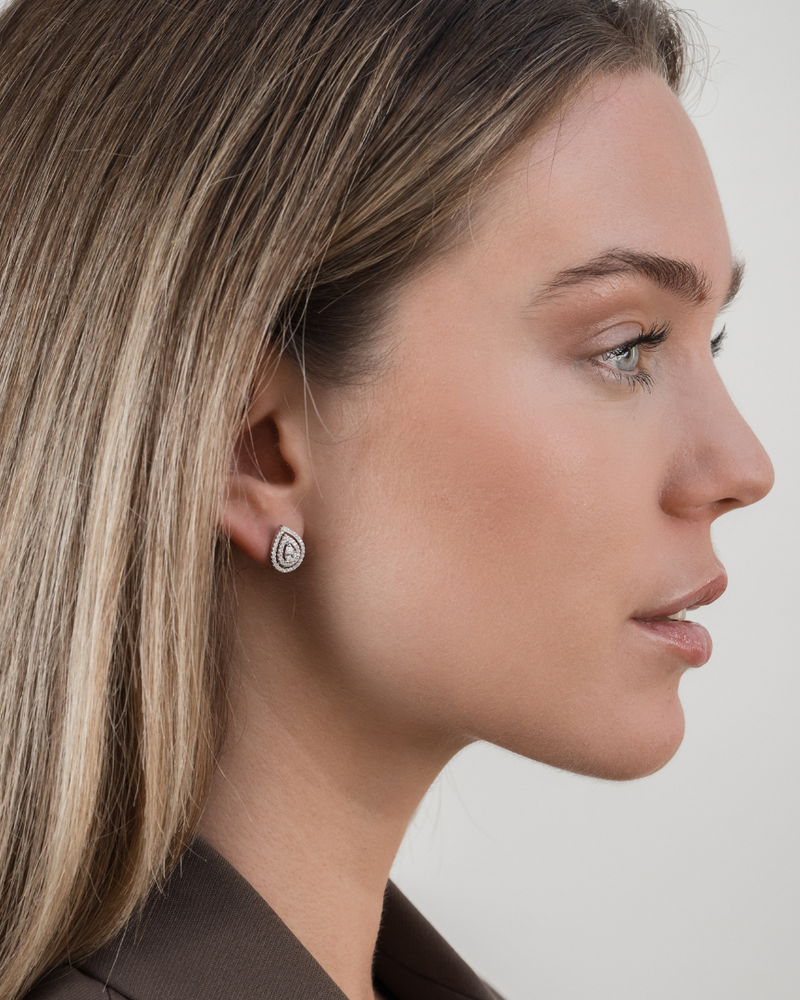 Boucles d’oreilles puces forme poire – Argent 925 rhodié & zirconium - porté