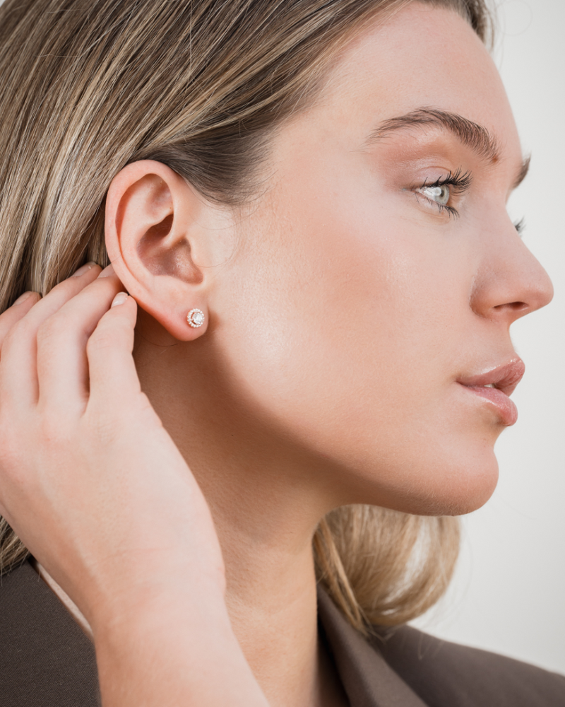 Puces rondes pavées en argent 925 doré or rose 18 carats avec zirconium central et entourage pavé, diamètre 4 mm.