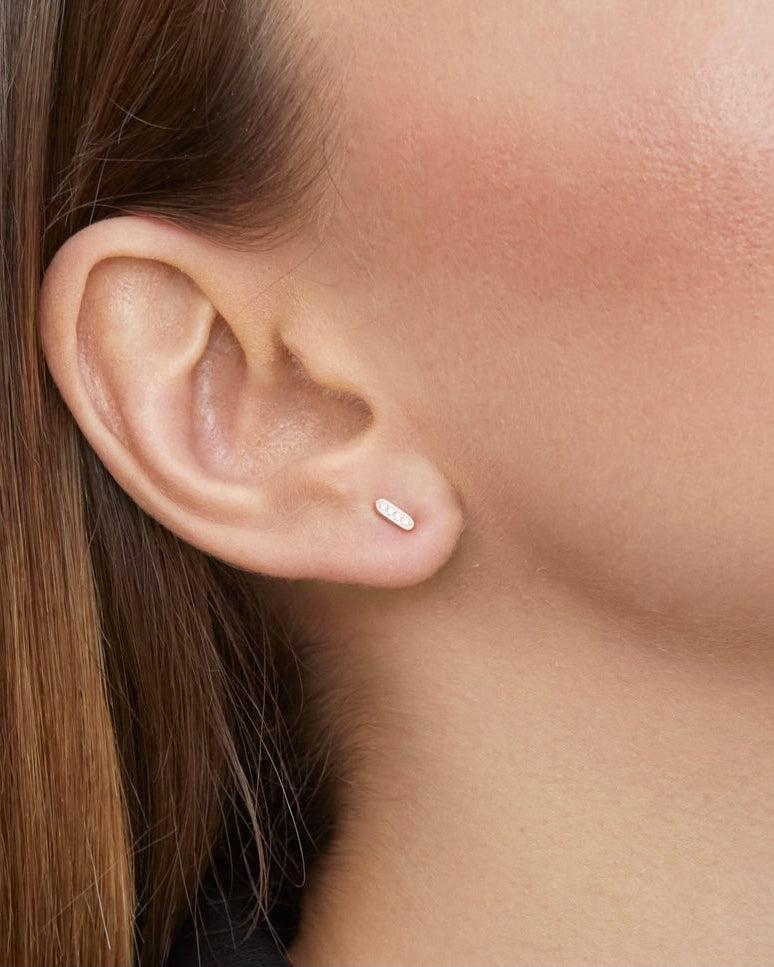 Puces Square Intemporel – Blanc en argent 925 rhodié, silhouette carrée aux lignes nettes délicatement sertie pour un éclat pur et structuré, finition polie brillante résistante à l’oxydation, fermoir papillon sécurisé, conçues pour illuminer le visage d’une touche graphique et intemporelle, du quotidien aux occasions les plus élégantes.
