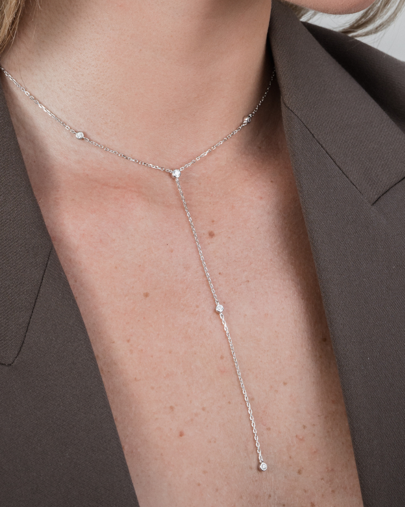 Sautoir Pur Intemporel – Rose en argent 925 doré à l’or rose 18 carats, chaîne longue au design épuré sans serti, finition lumineuse résistante à l’oxydation, silhouette minimaliste à porter seule ou en superposition.
