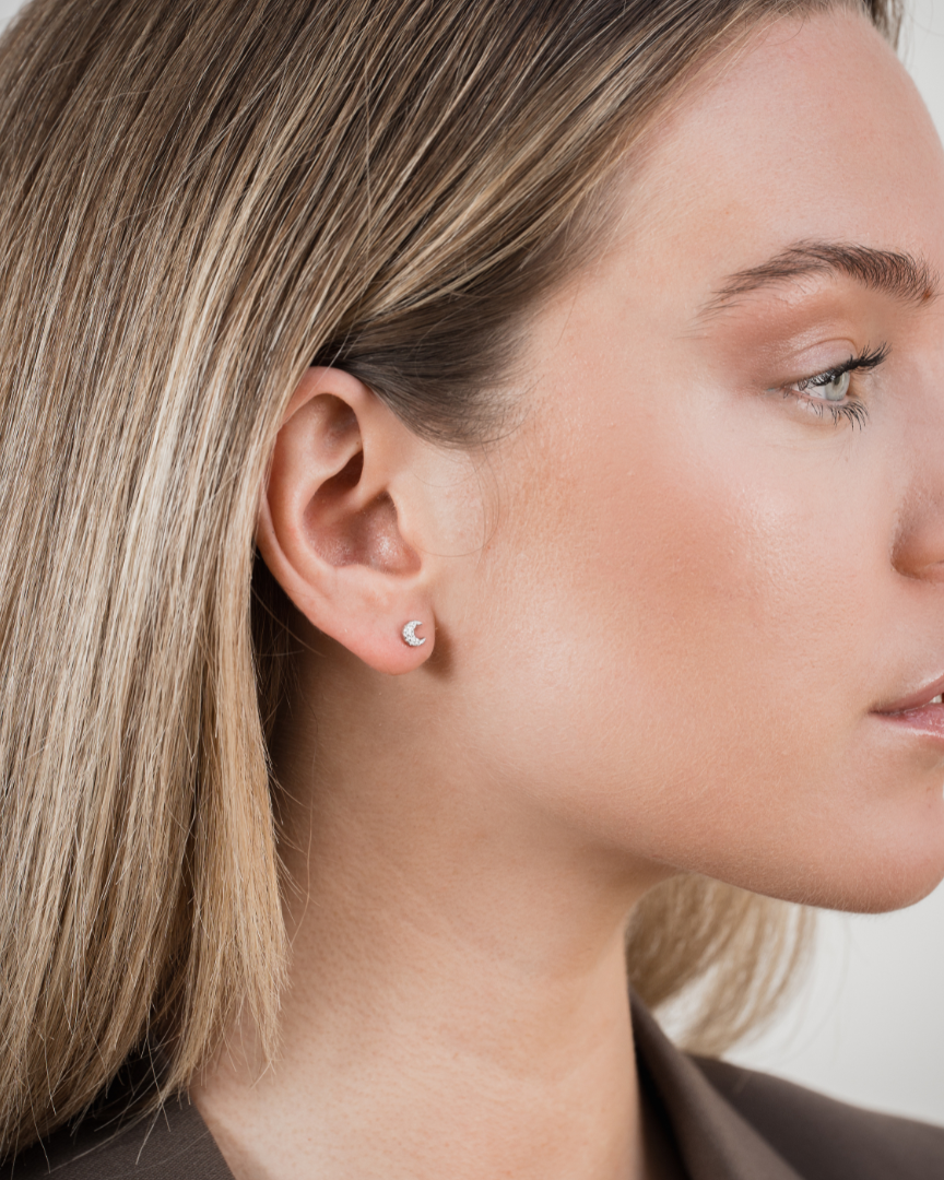 Boucles d’oreilles puces **Lune Pavée** en argent 925 millièmes rhodié, silhouette délicate en forme de lune entièrement pavée de zircons blancs, finition polie brillante, conçues pour illuminer le lobe d’un éclat subtil au quotidien.
